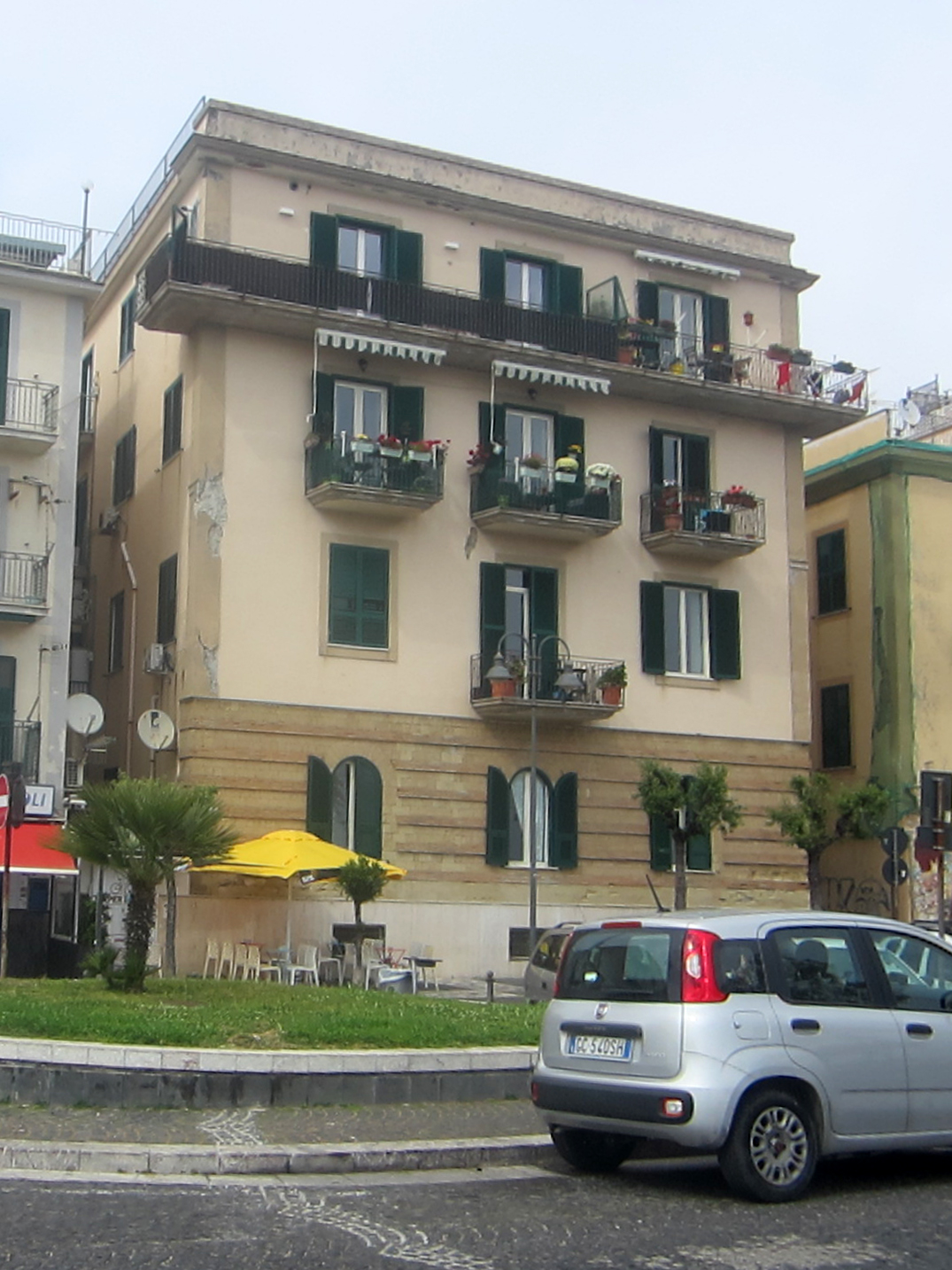 [Palazzo in Via Vincenzo Barletta, 1-3-5]