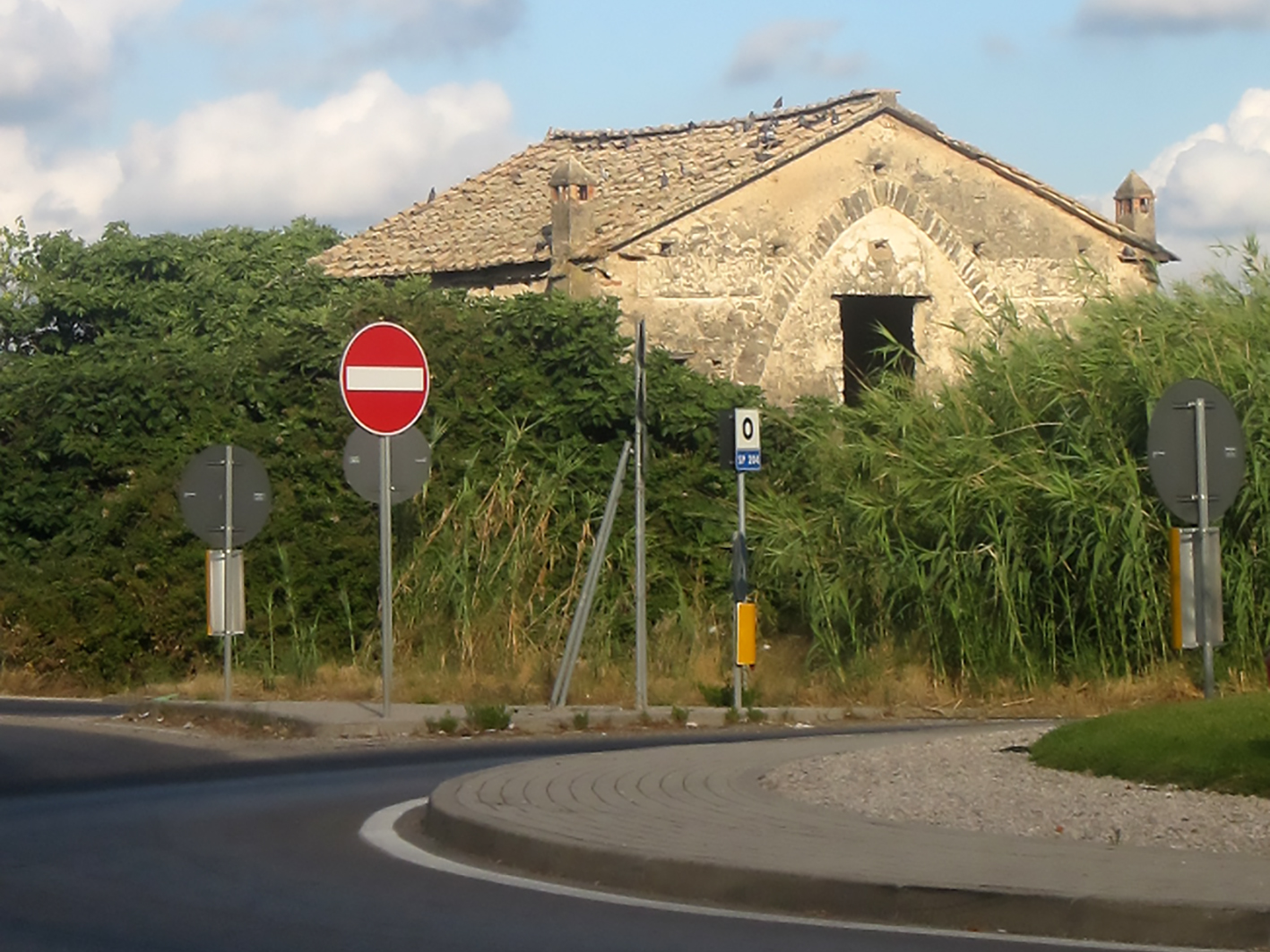 [Casa rurale incrocio SS18 e SP Santa Chiarella]