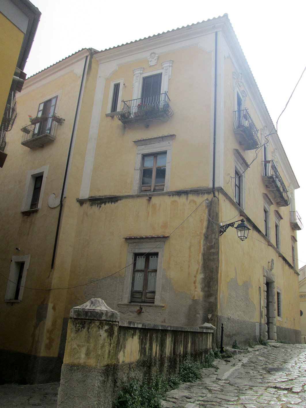 [Palazzo in Largo Emma de Ala, 23, 25, 27]