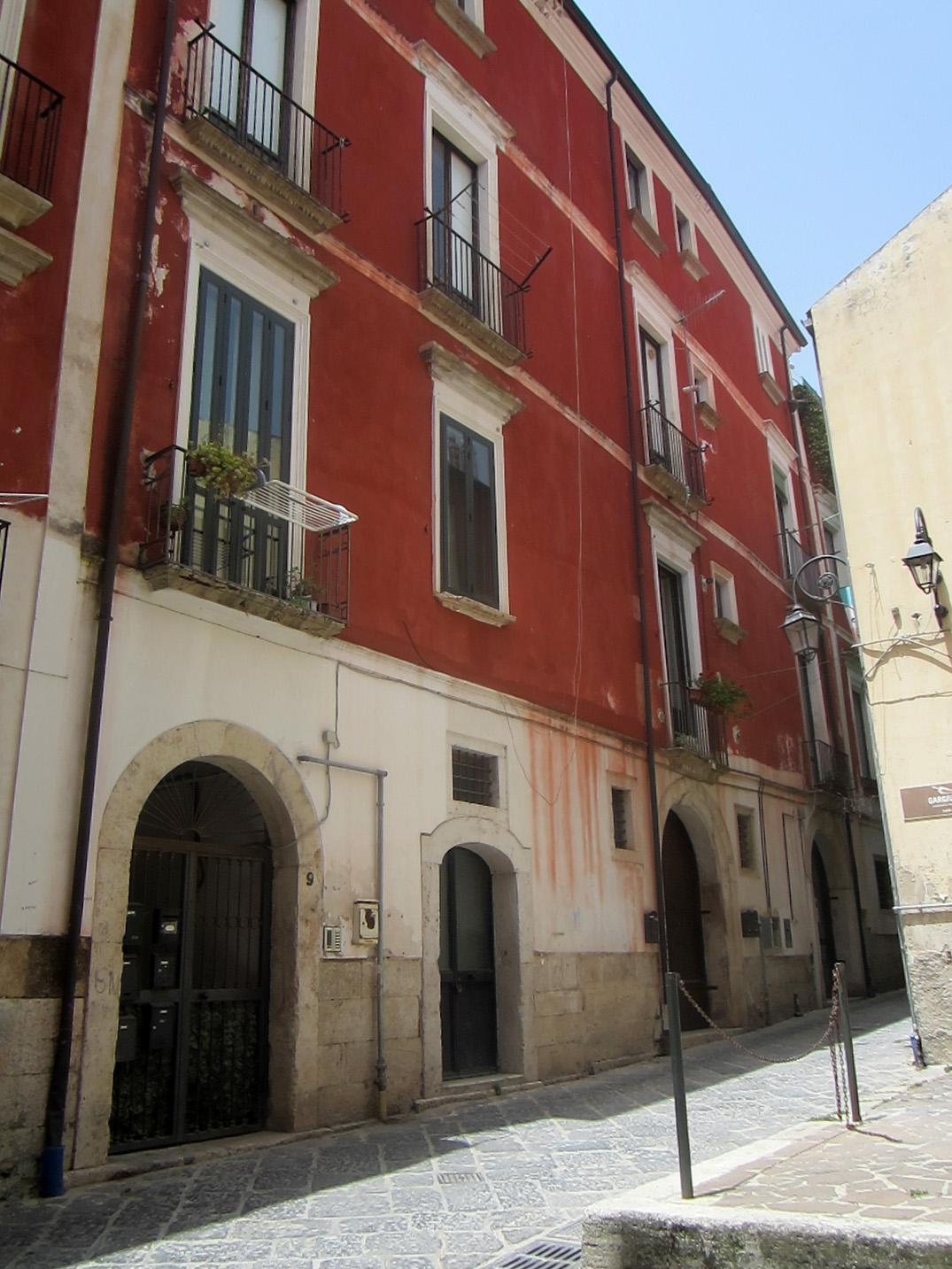 [Palazzo in Via Guglielmo Vacca, 9, 11, 13]