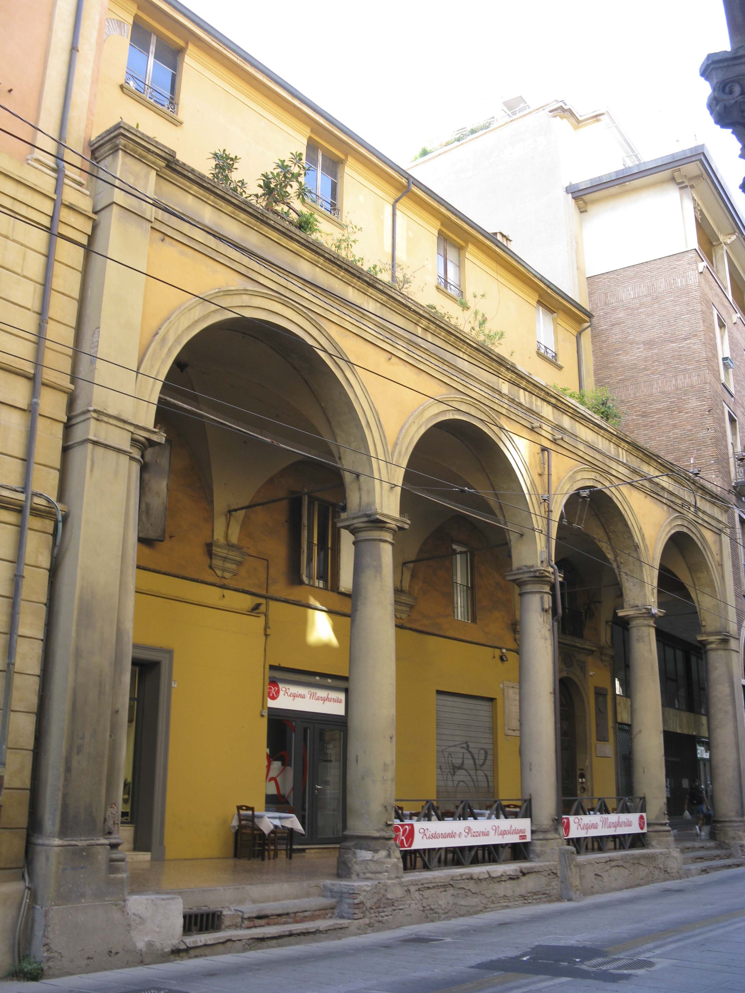 [Edificio in via S. Stefano, 33]