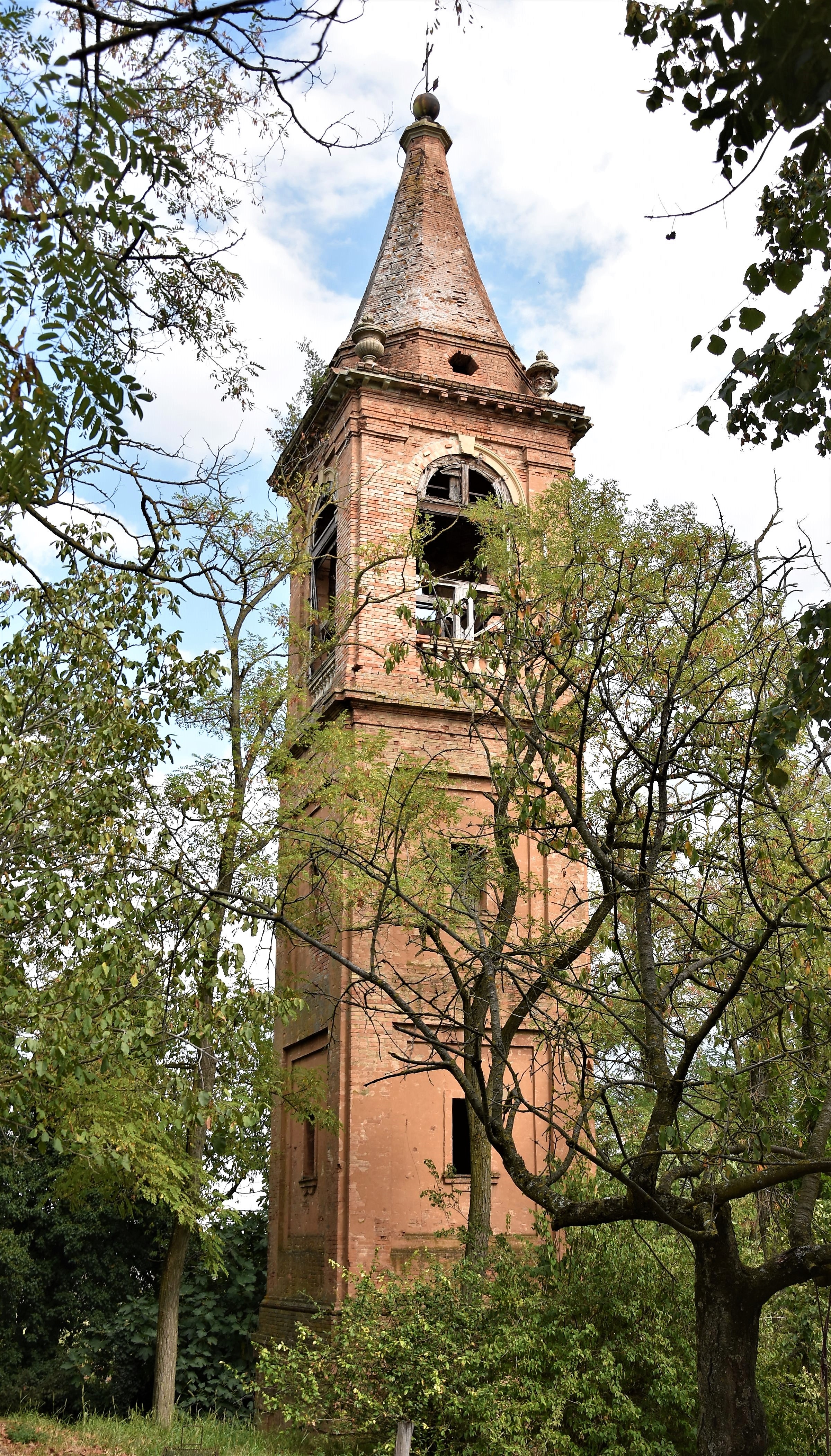 Campanile della Chiesa dei Santi Pietro Apostolo e Sigismondo Re