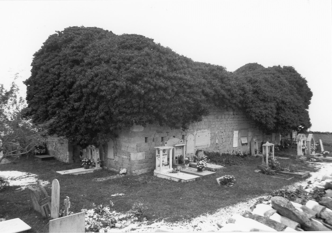 Cappella del cimitero di S. Pietro Apostolo