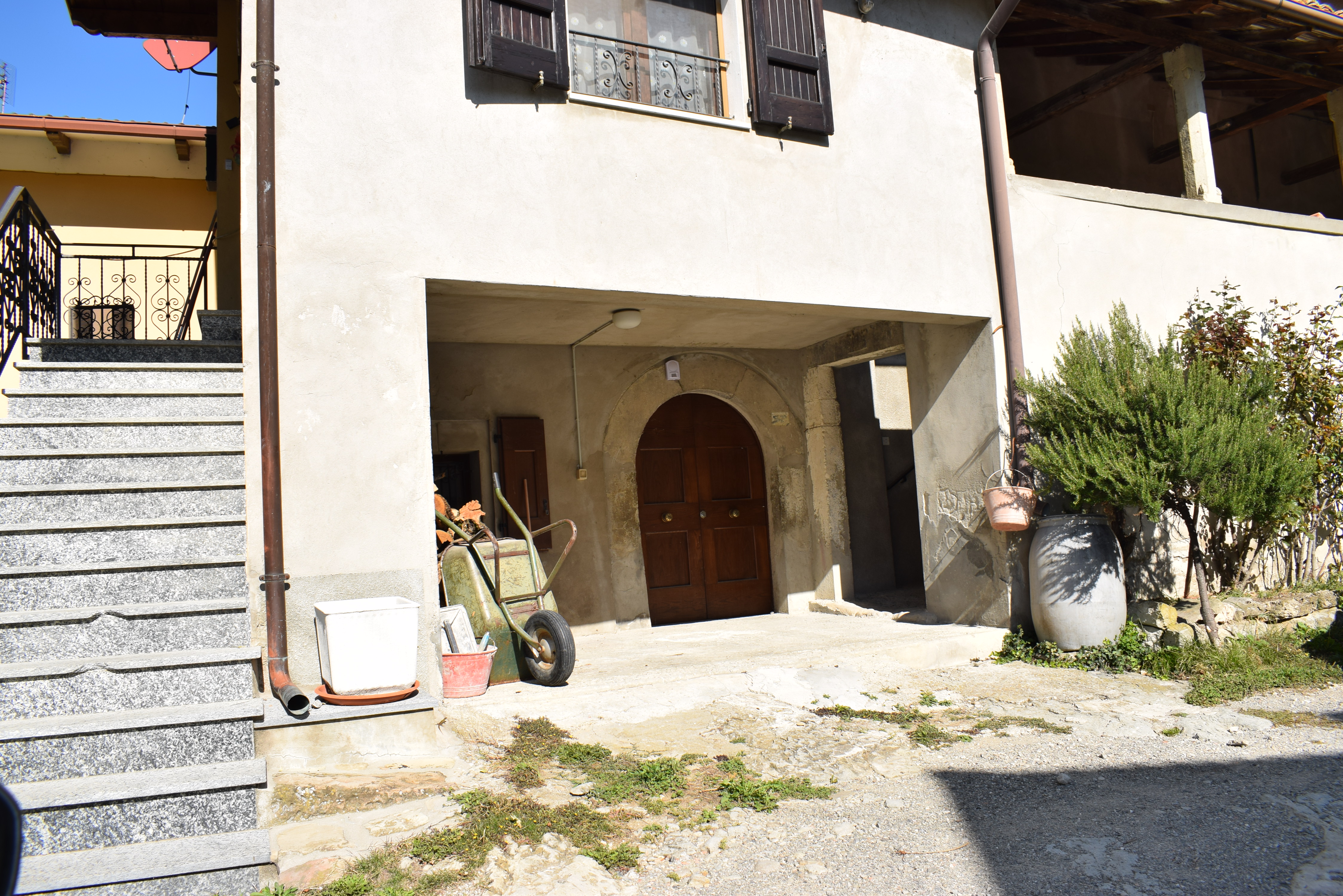 Casa con loggia in località Il Ronco di Crocette