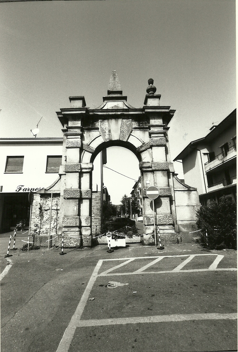 Arco di Porta Farnese
