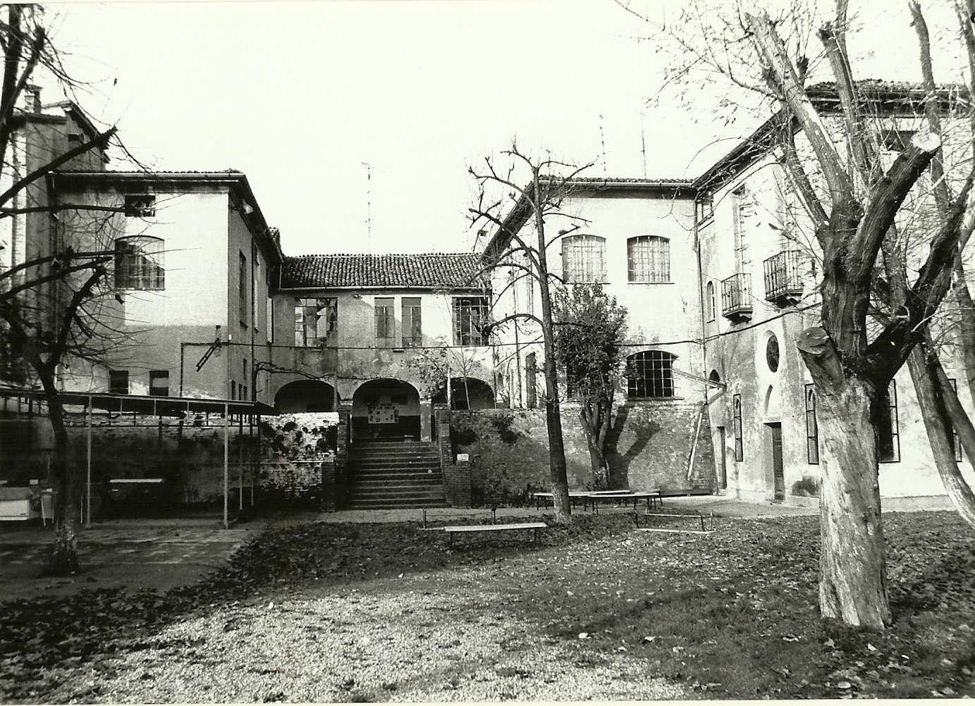 Casa costruita su un tratto delle mura urbane