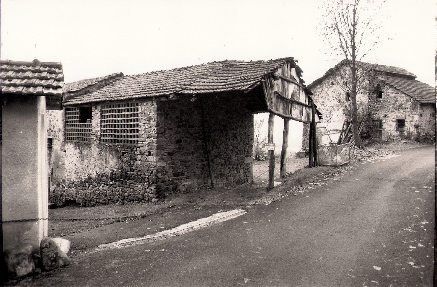 Casa e cappella rustiche