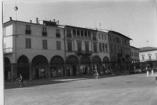 porticato di Piazza della Libertà