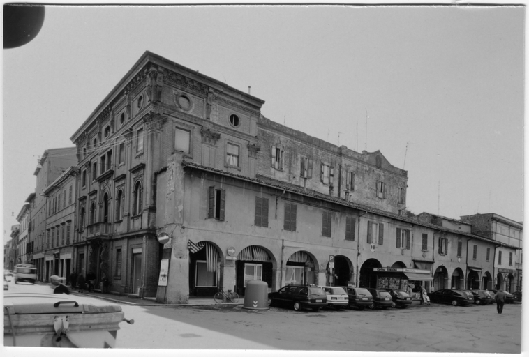 Portici di piazza Baracca e Palazzo Lovatelli