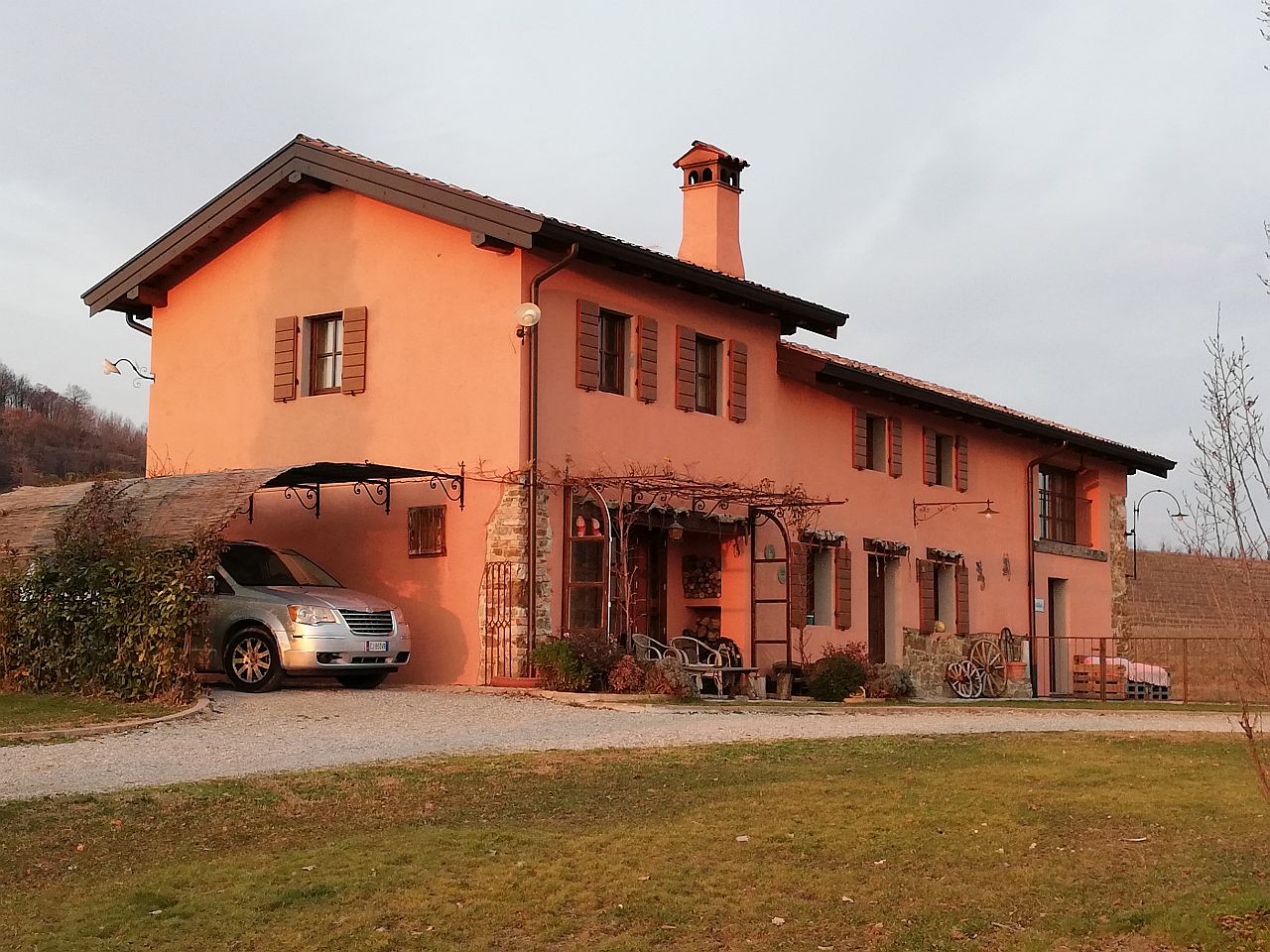 Casa in linea con focolare sporgente