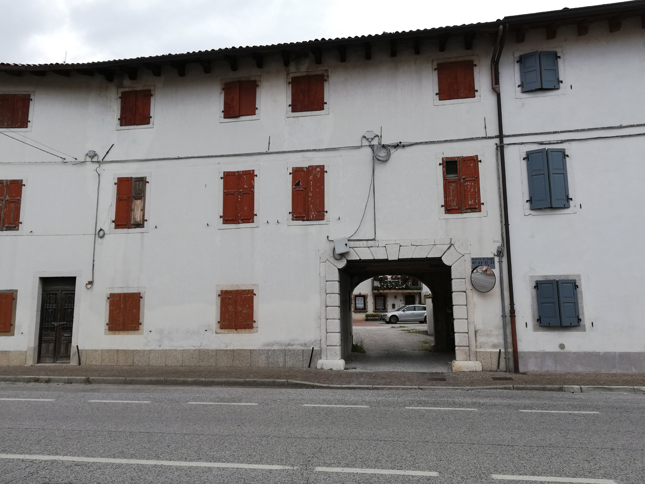 Casa rurale a schiera su cortile