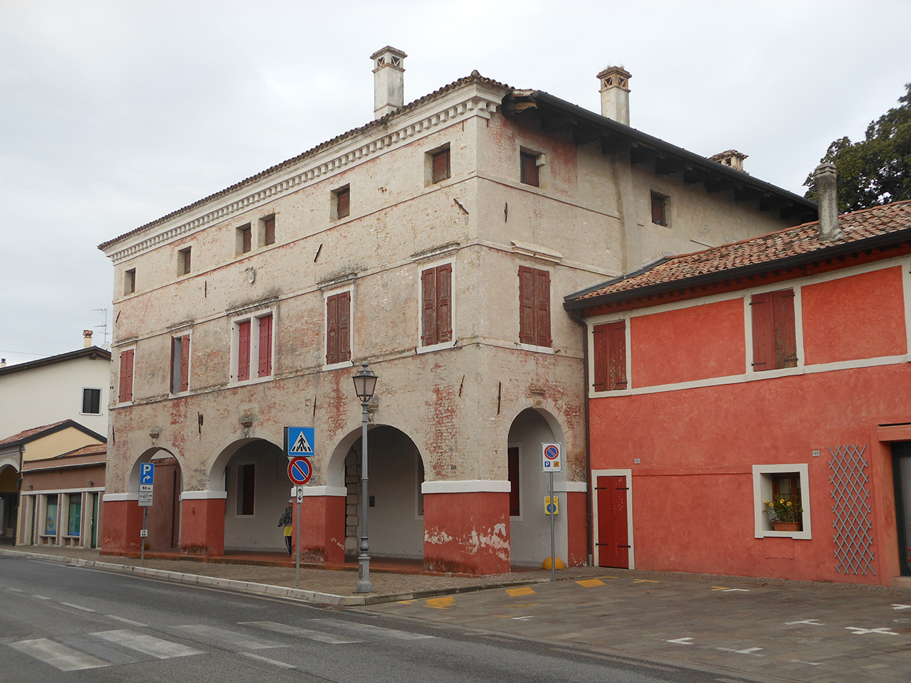 Casa Beccaris, Nonis
