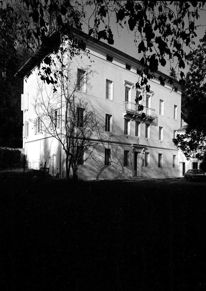 Casa dei co. di Maniago con il parco annesso e l'antistante giardino