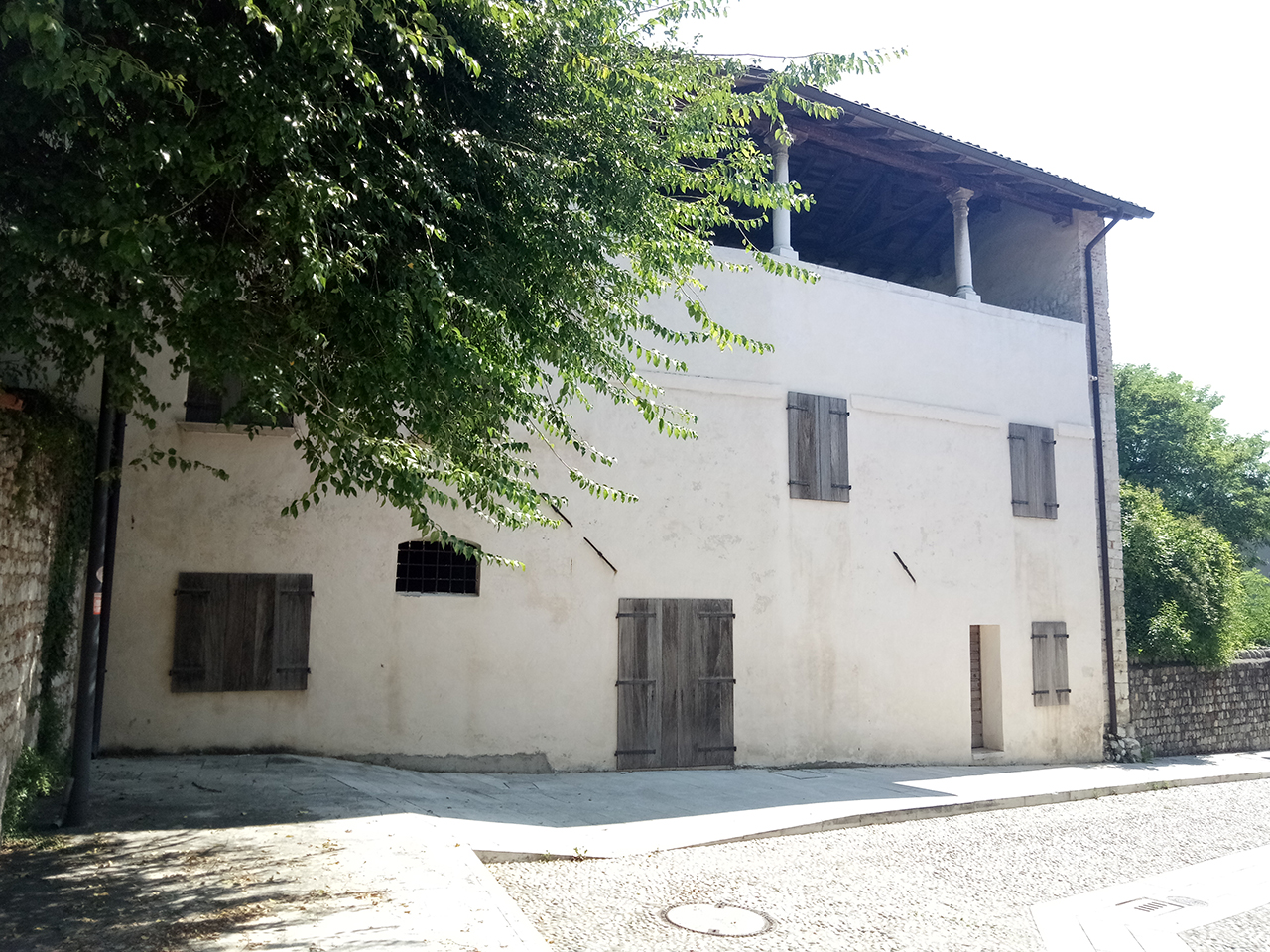 Casa fortificata con resti di cinta muraria e torrione