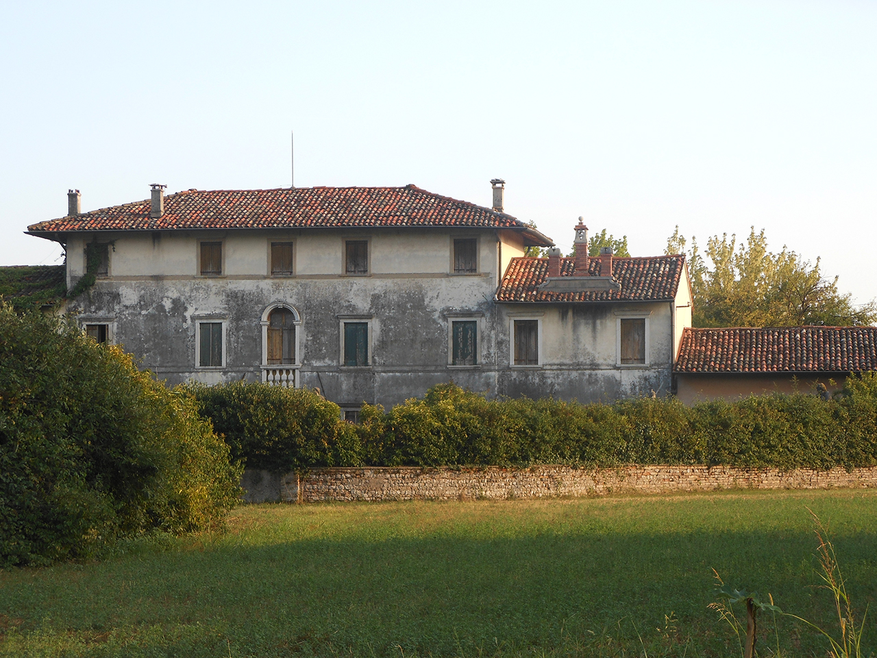 Casa Fantin con rustici, chiesetta e giardino