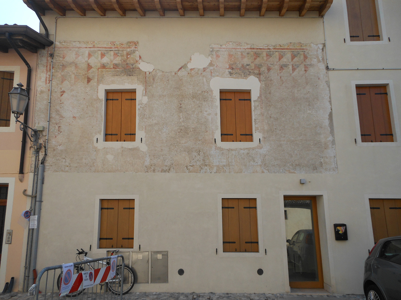 Casa Nicoletti, Basso