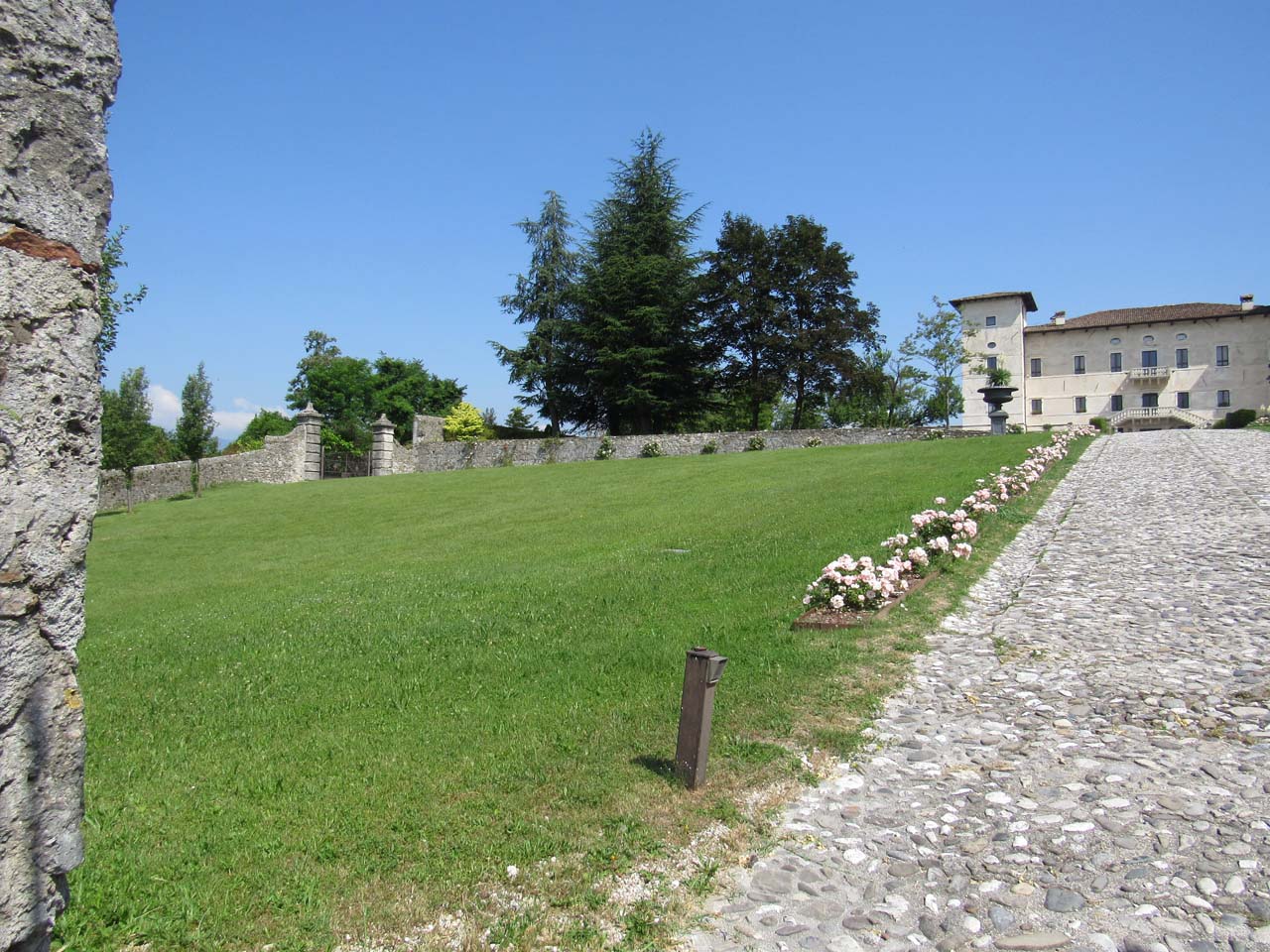 Parco antistante la Villa-Castello Colloredo
