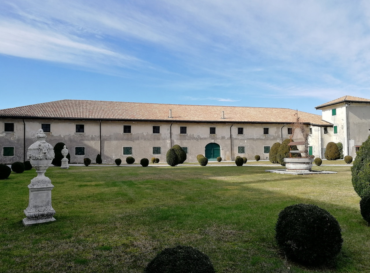 Fabbricati rustici e cortile con peschiera facenti parte di Villa de Claricini Dornpacher