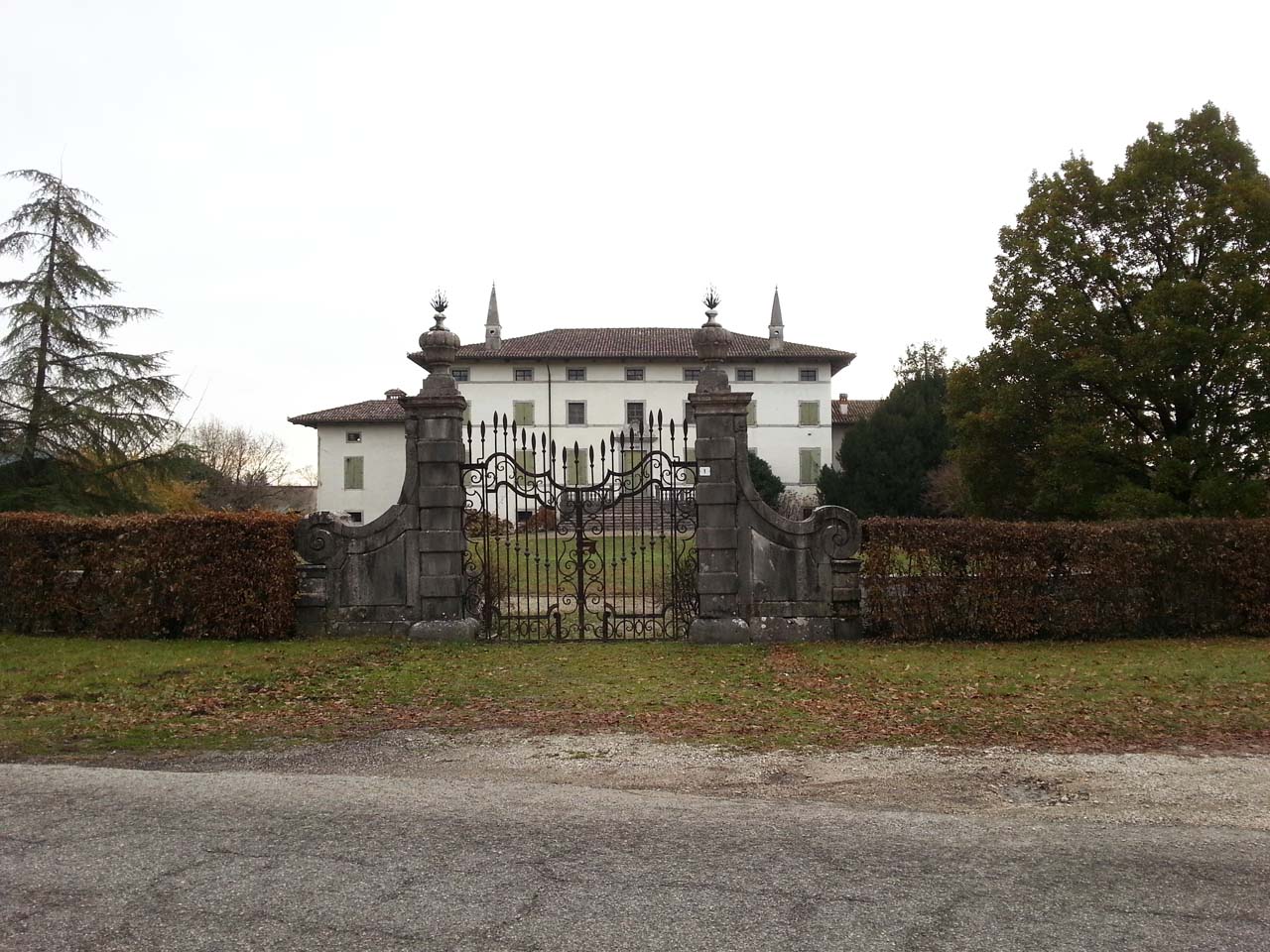 Complesso di villa Mangilli con pertinenze e chiesa