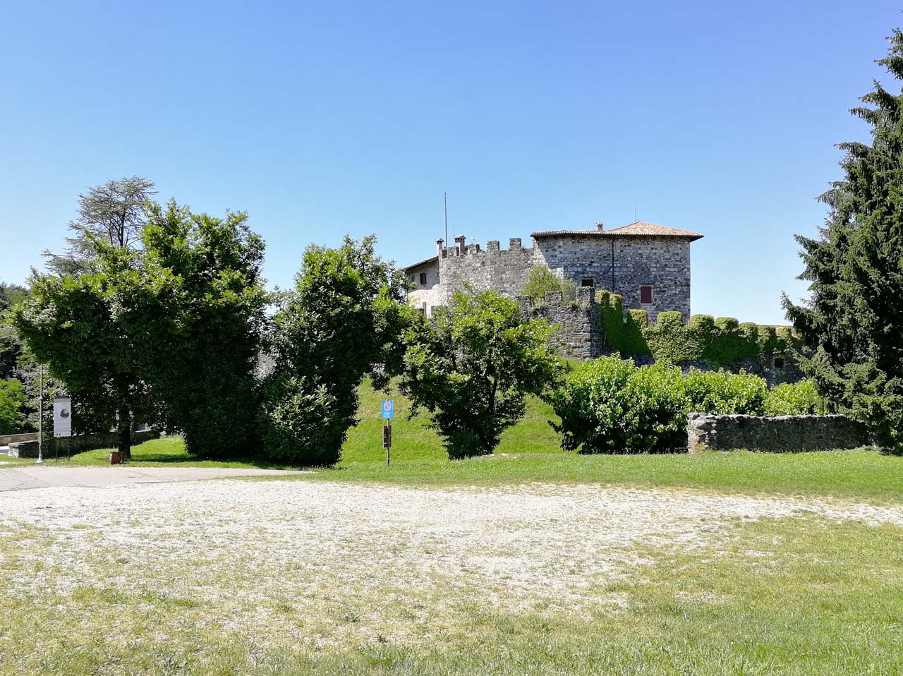 Complesso Castello d'Arcano Superiore, chiesetta di S. Maria della Neve e rustici