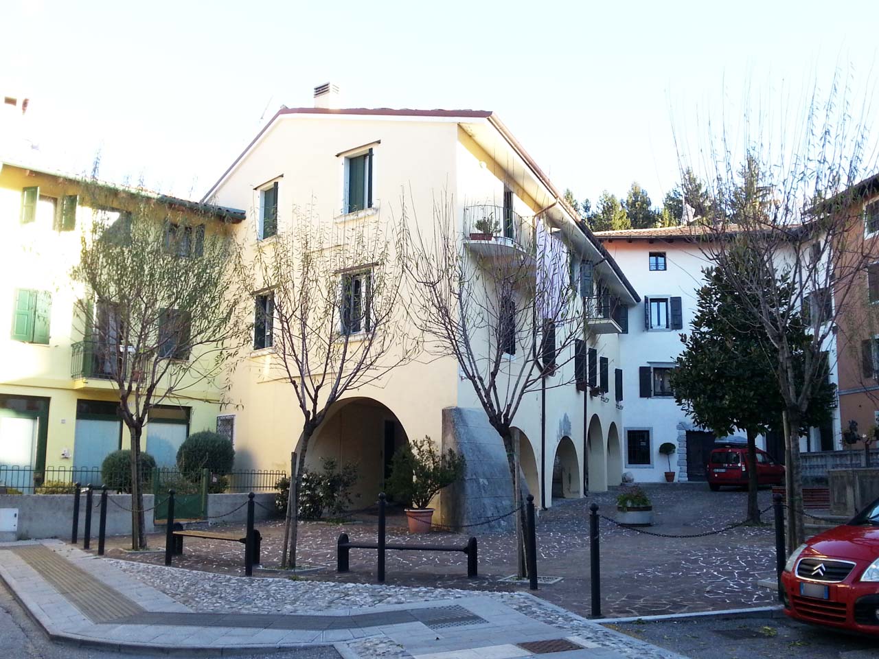 Casa con portico a quattro arcate