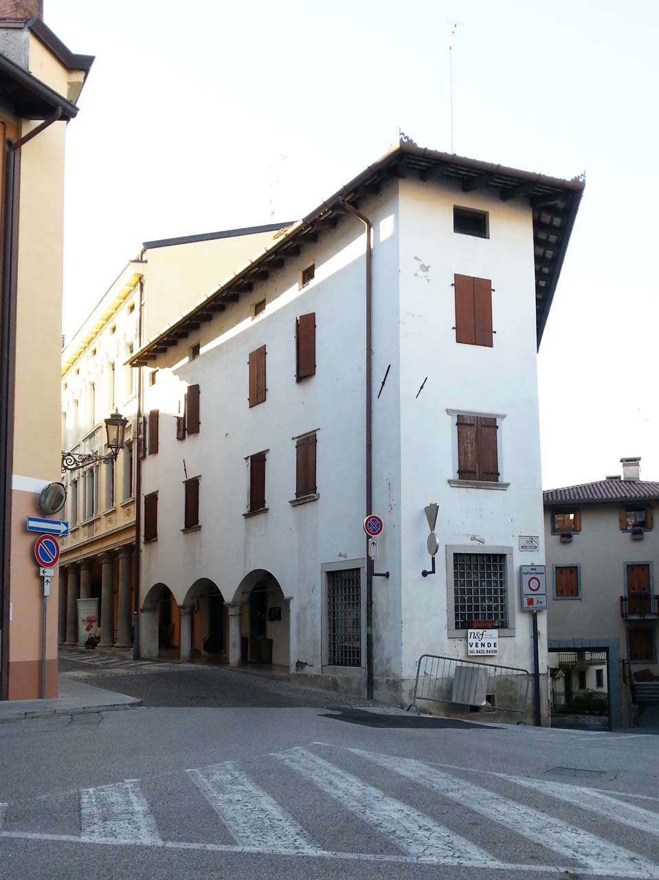 Casa con portico a tre arcate