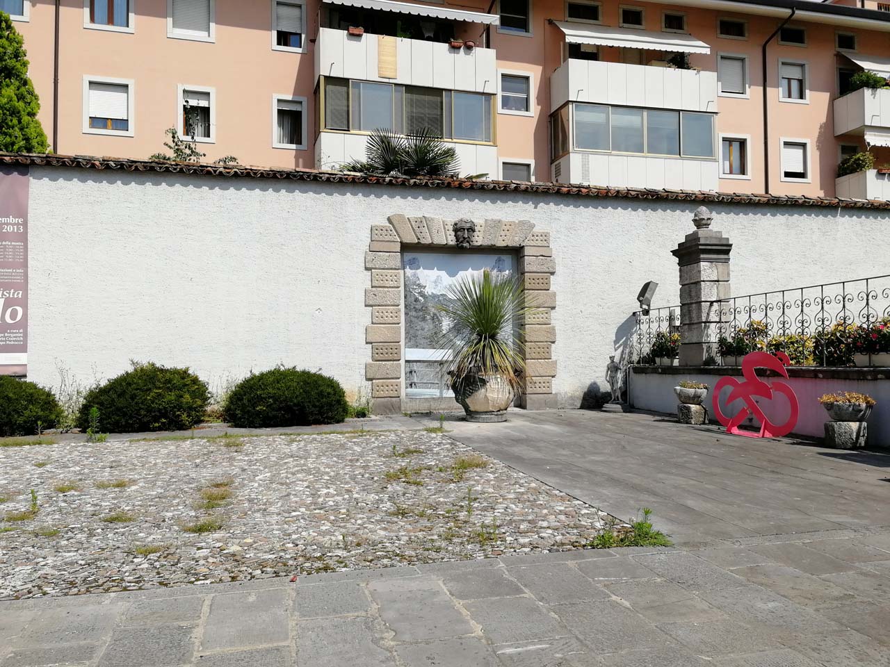 Cortile e giardino retrostanti Palazzo Cassini, Camucio