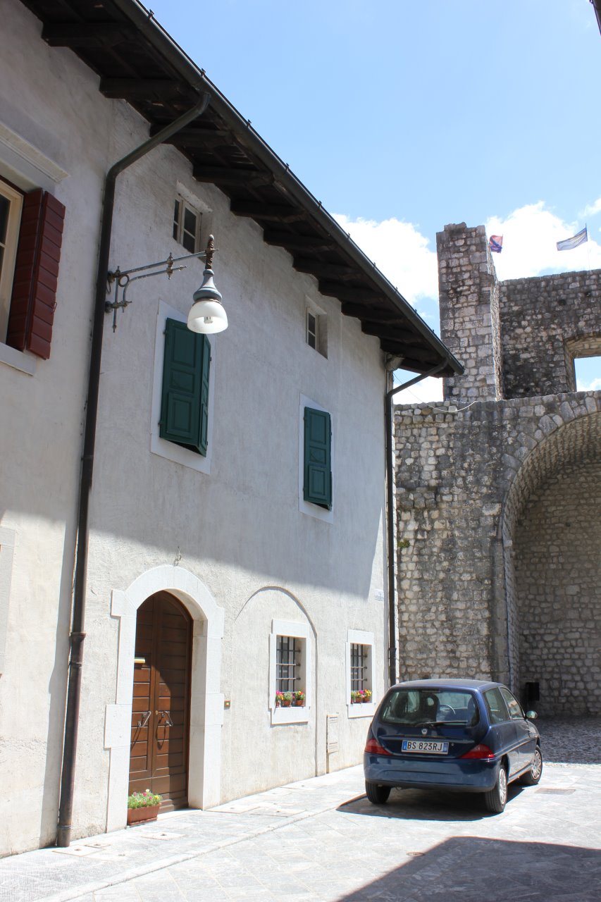 edificio duecentesco presso la porta S. Genesio