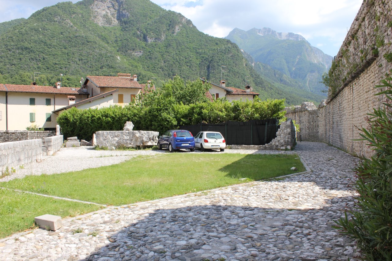 ruderi edificio romanico