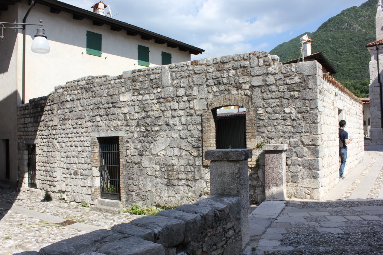 ruderi edificio romanico