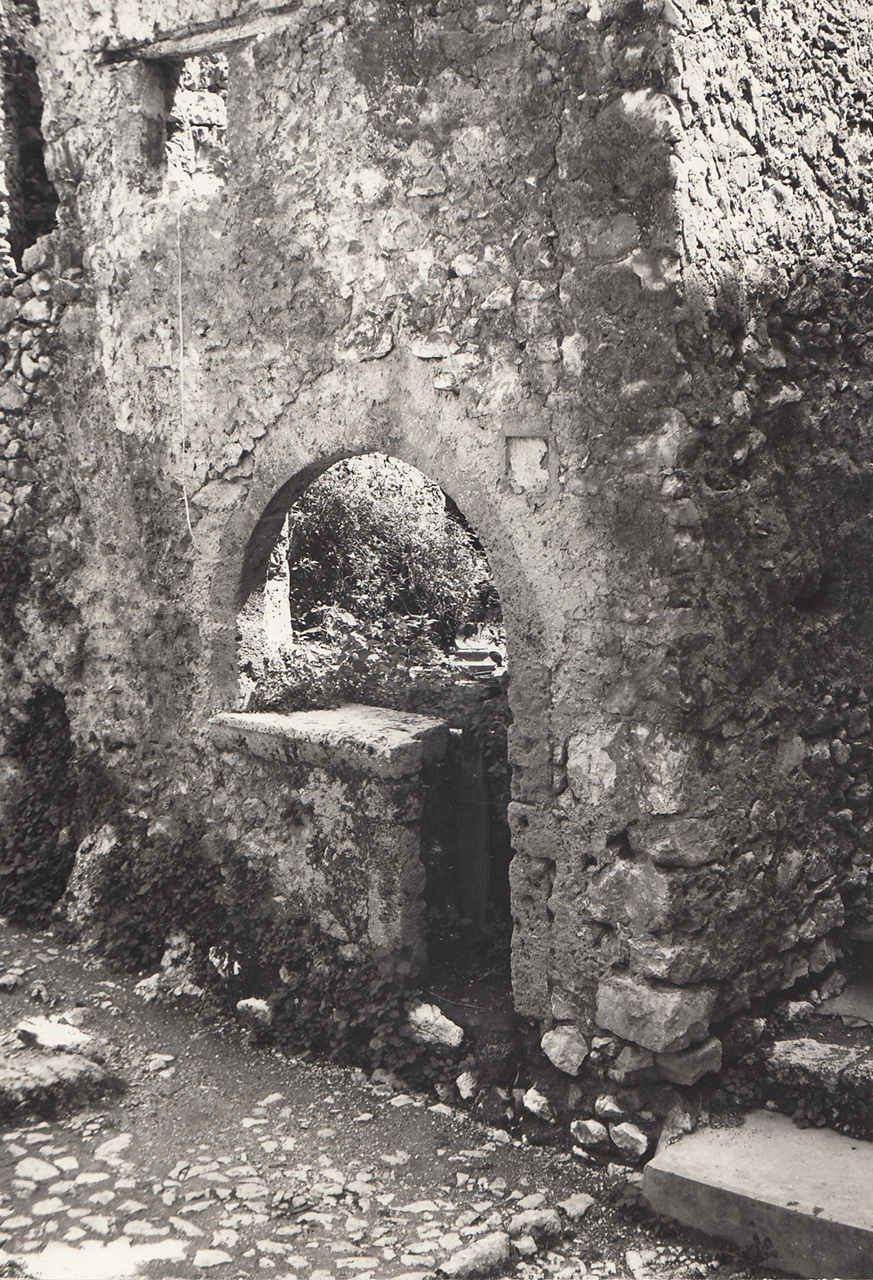 [Bottega in via Mansone, 33]
