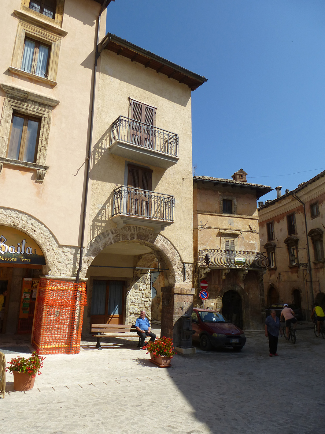 Edificio di abitazione in Piazza VII Aprile, 11-12