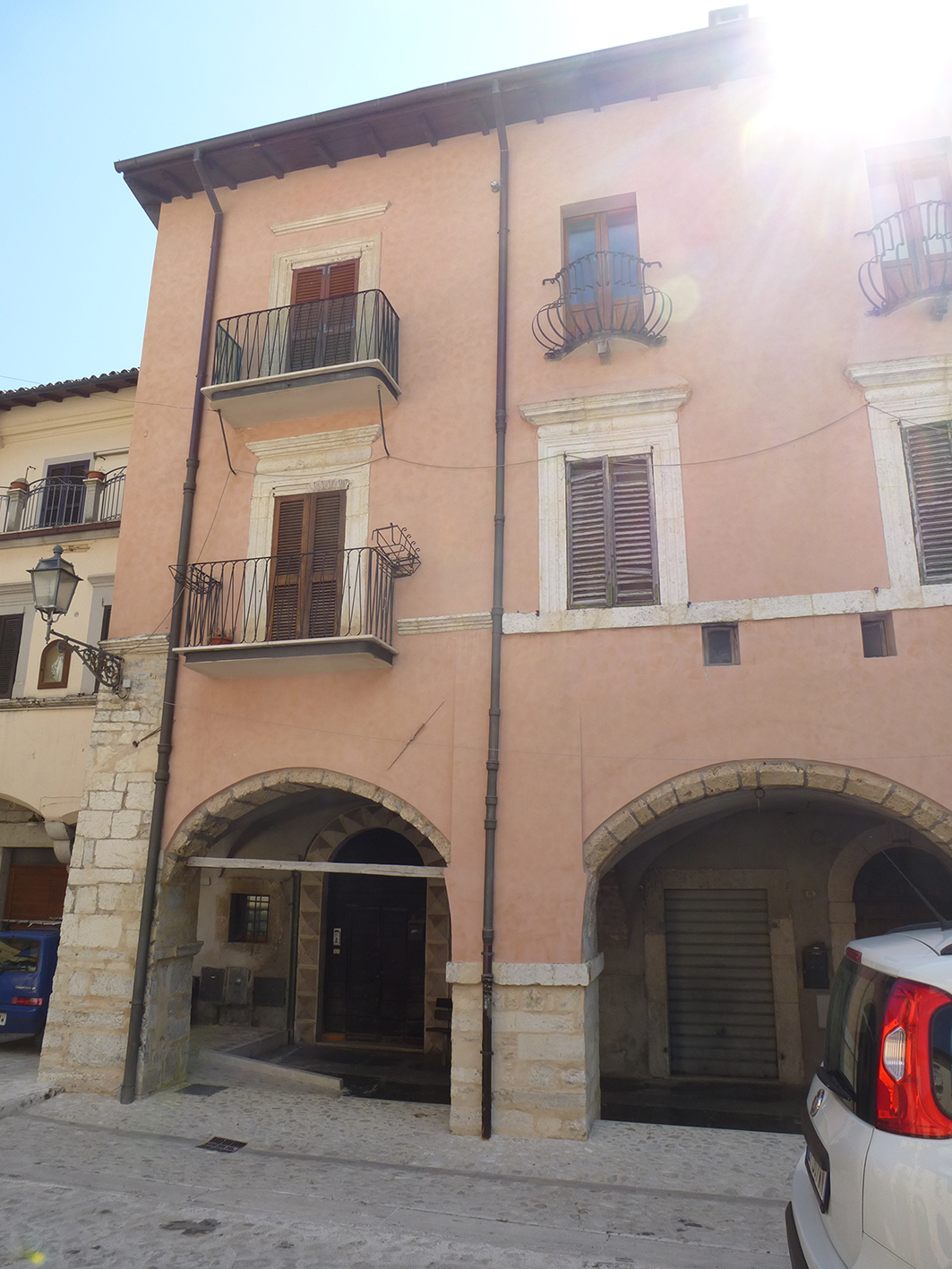 Edificio di abitazione in Piazza VII Aprile, 18-19-20