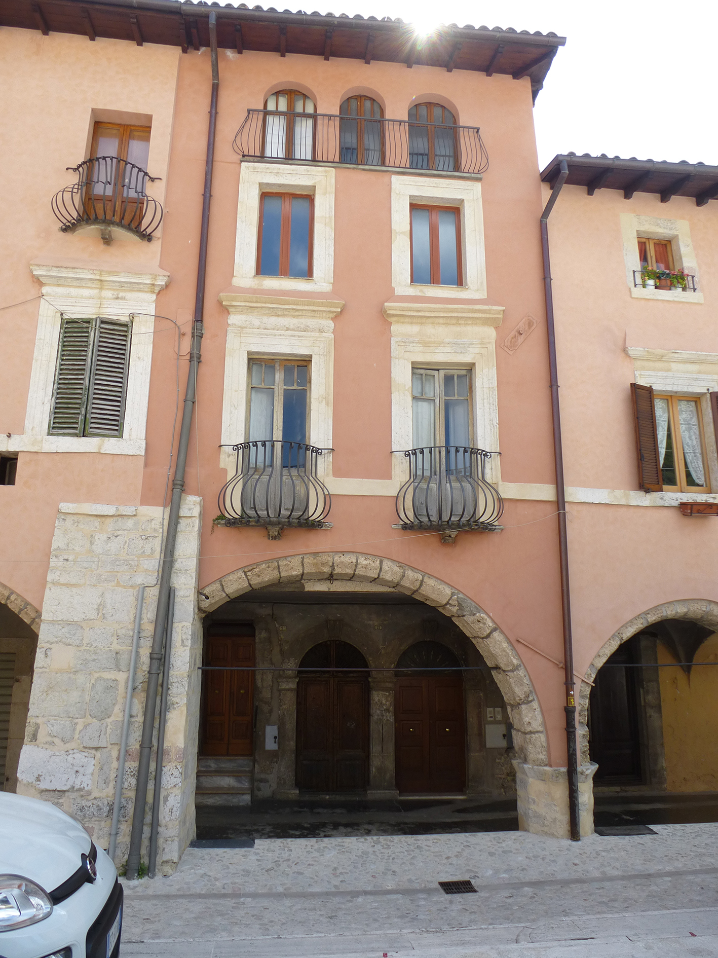 Edificio di abitazione in Piazza VII Aprile, 21-22-23