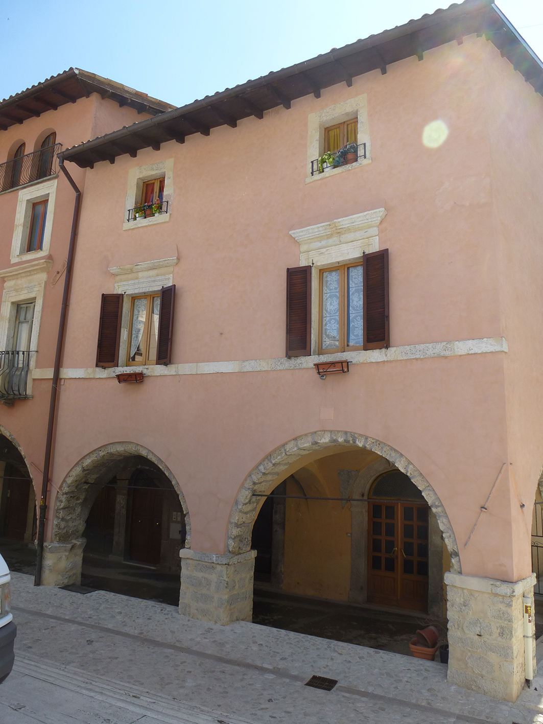 Edificio di abitazione in Piazza VII Aprile, 24-25