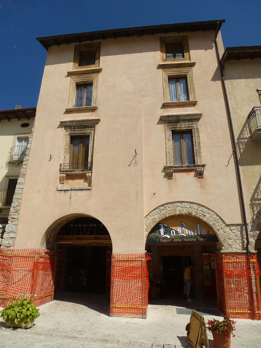 Edificio di abitazione in Piazza VII Aprile, 9-10