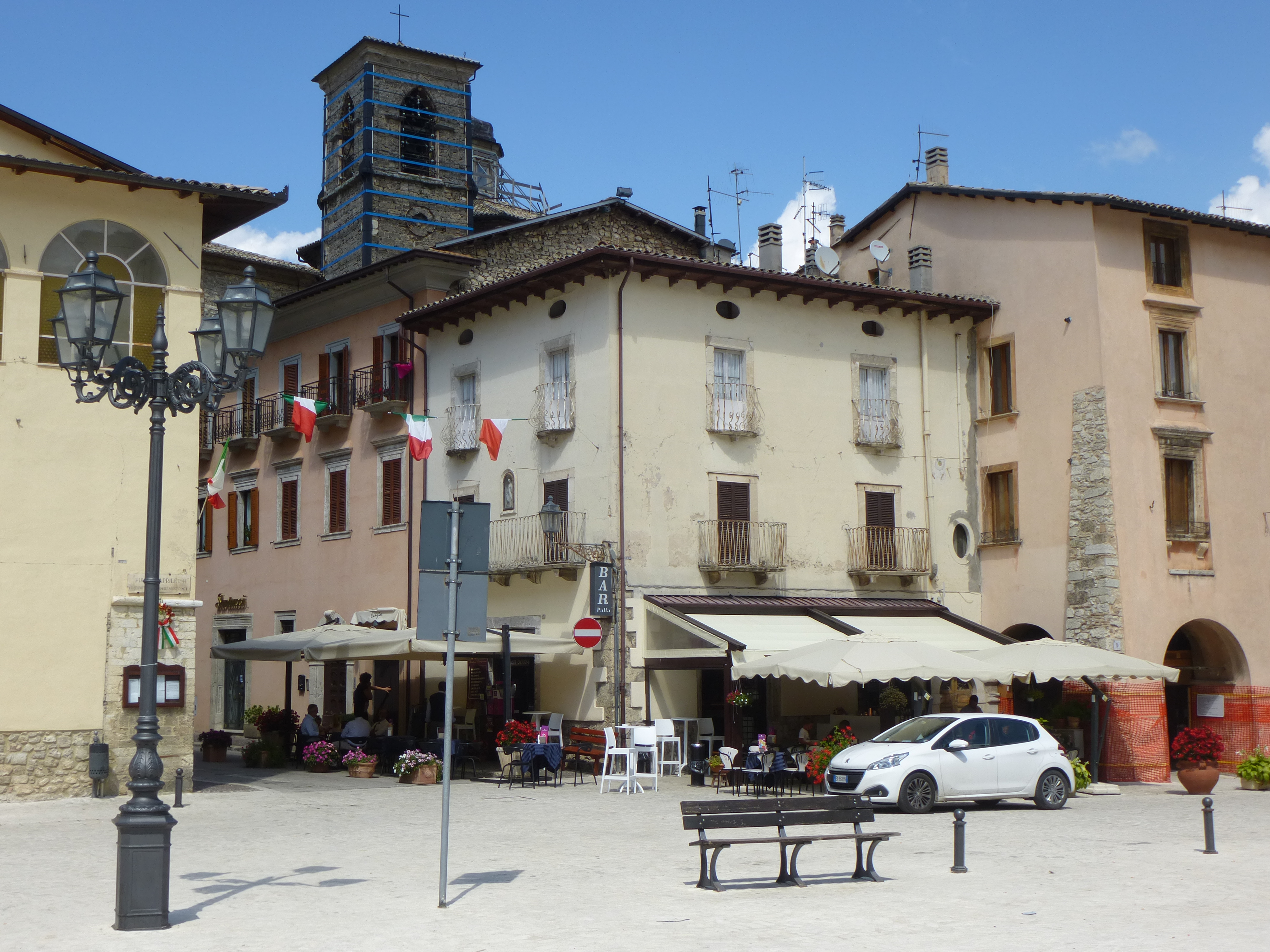 Edificio di abitazione in Piazza VII aprile, 1-3