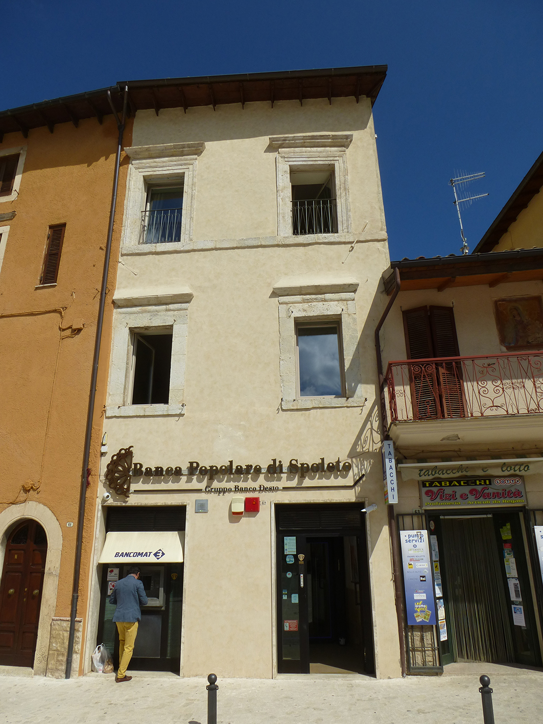Edificio di abitazione in piazza 7 aprile 1944, 62