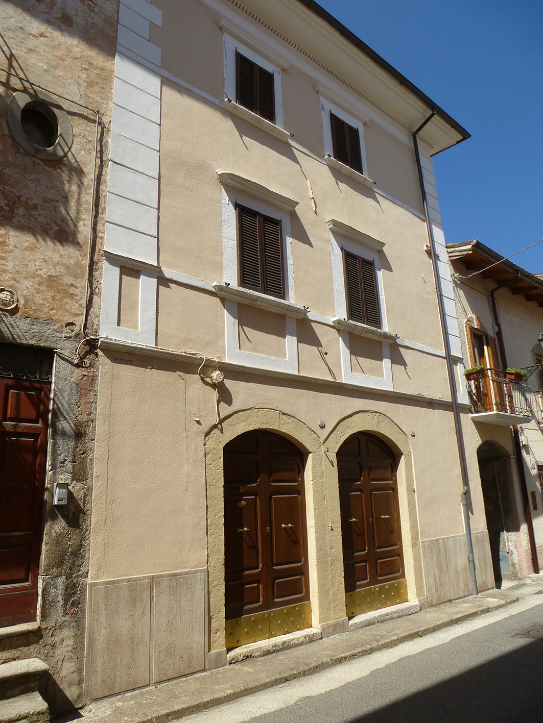 [Edificio di abitazione in Via Brunori Bucarini, 36-38]