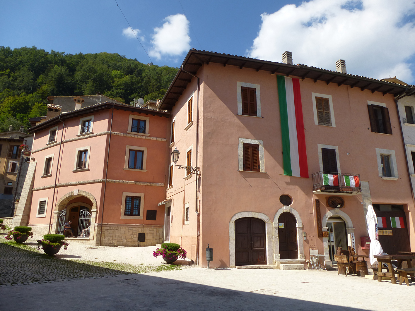 edificio di abitazione in piazza VII aprile, 38-39