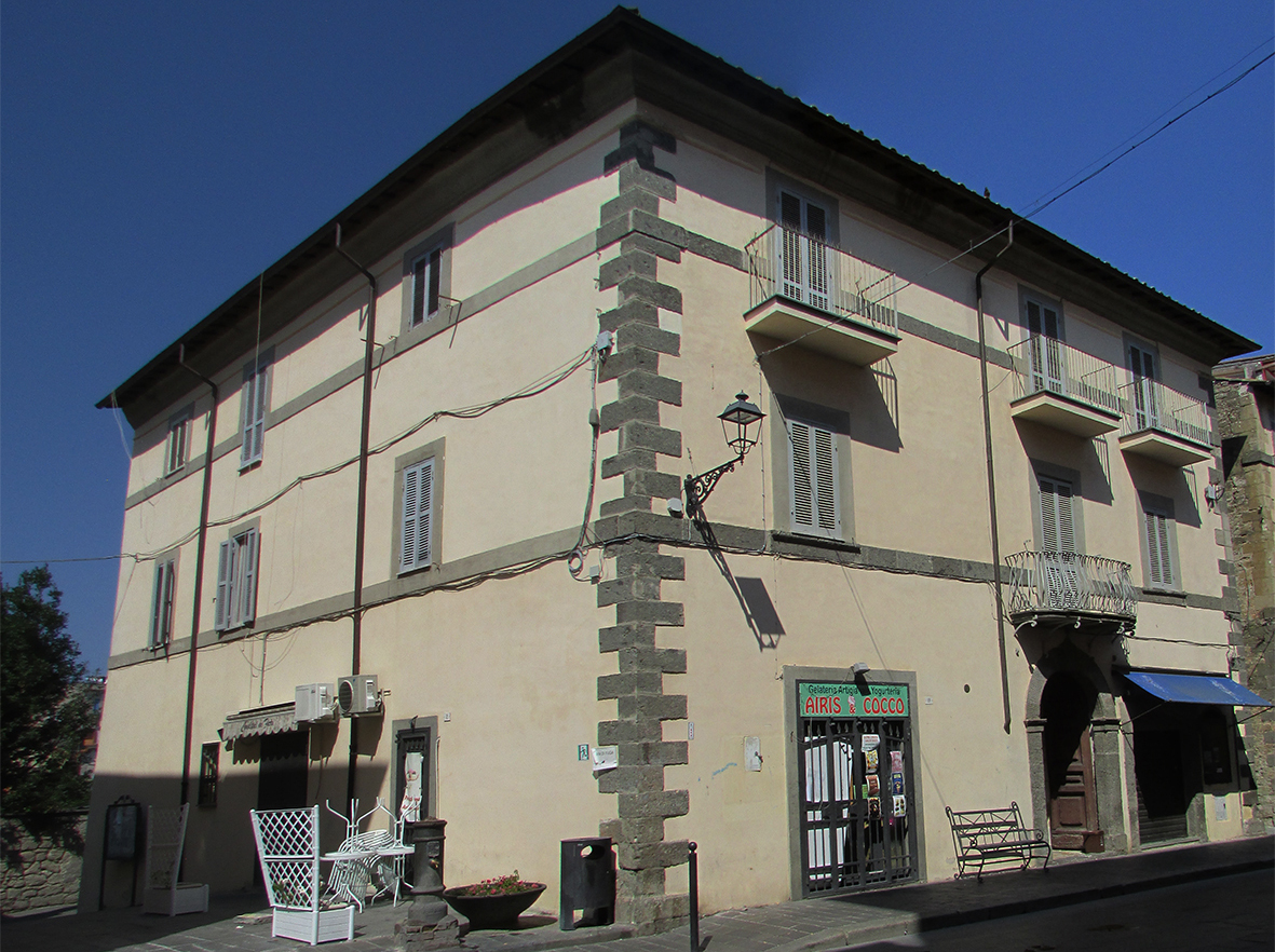 [Palazzetto privato in corso V. Emanuele, 19, 21, 23]