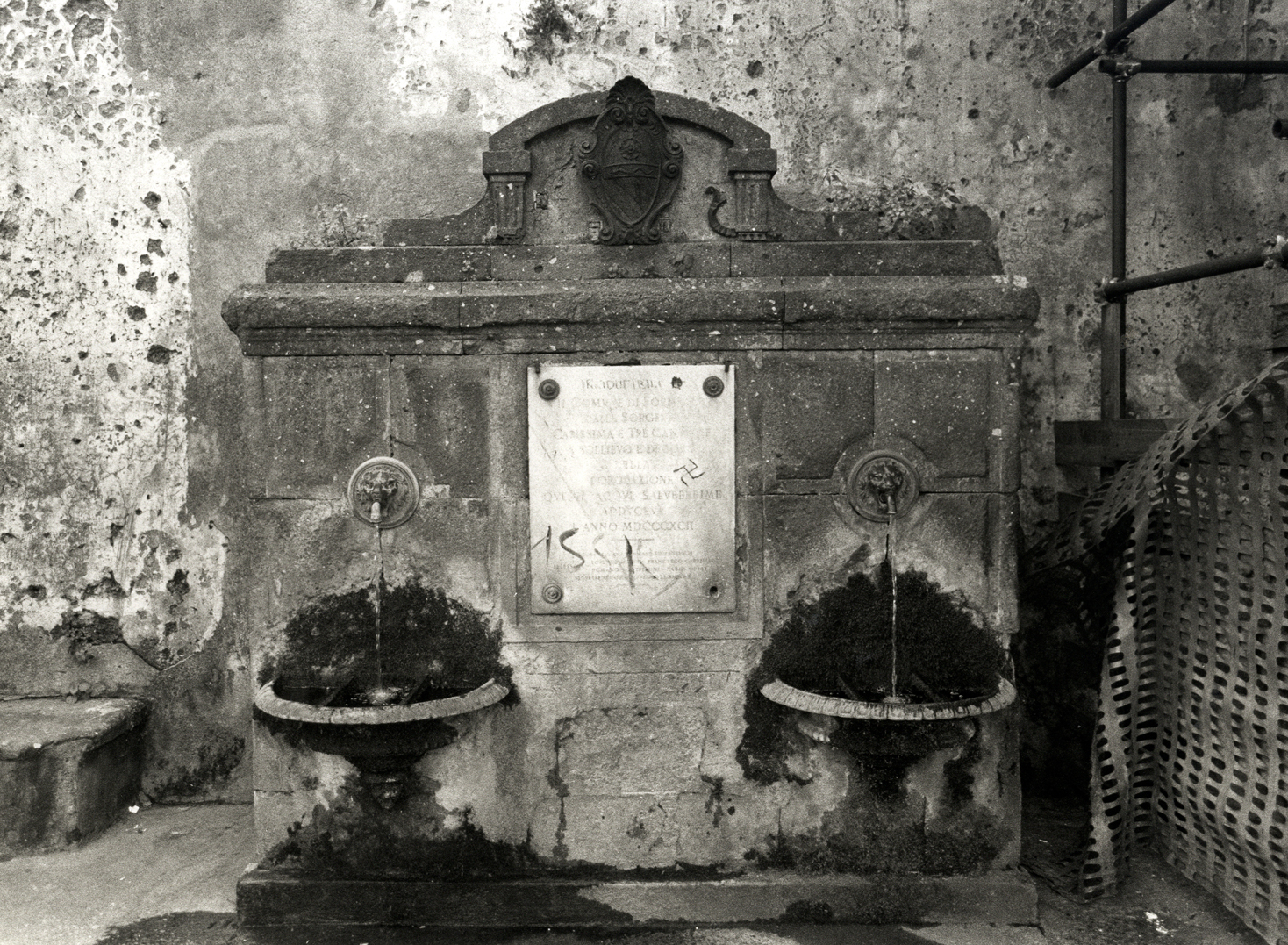 [Fontana pubblica in piazza Donato Palmieri]
