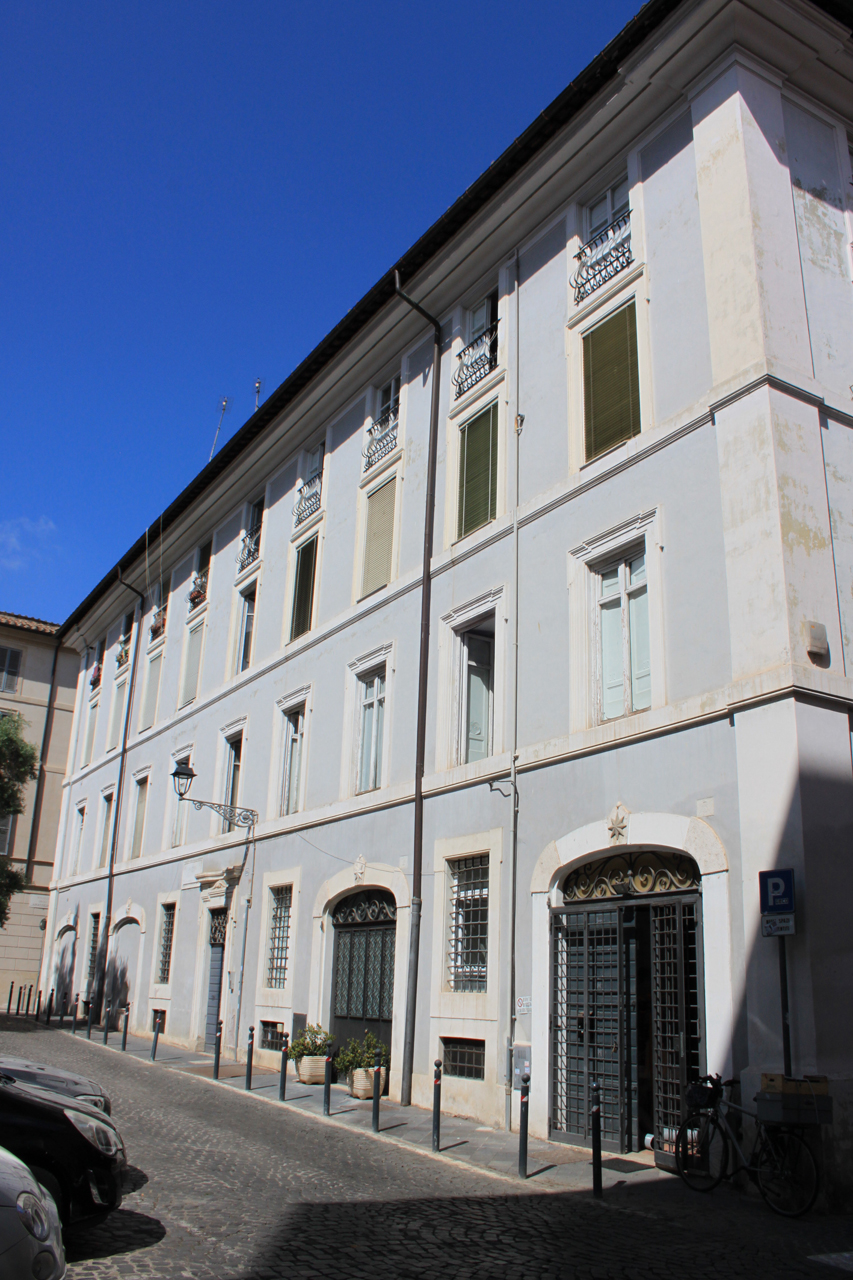 Casa in piazza Lancellotti, 1