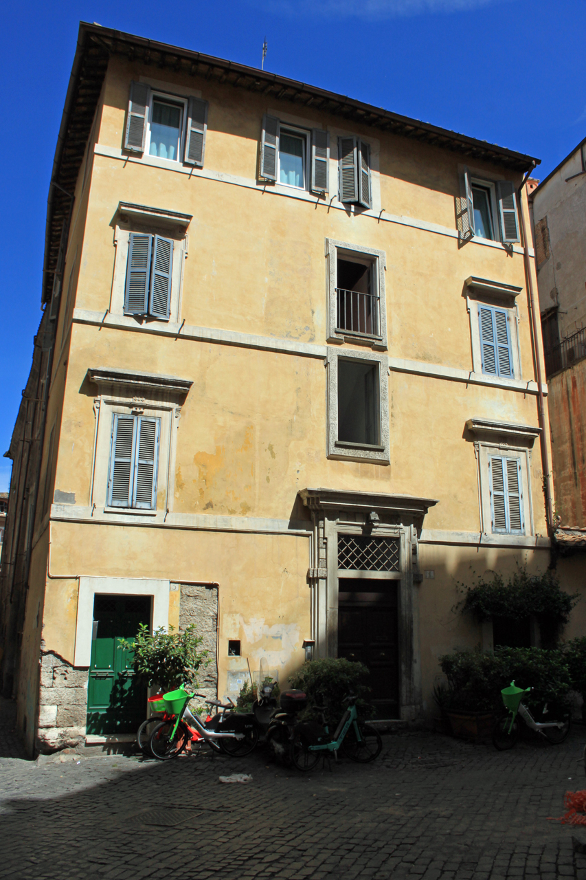 Casa in piazza Monte Vecchio, 15