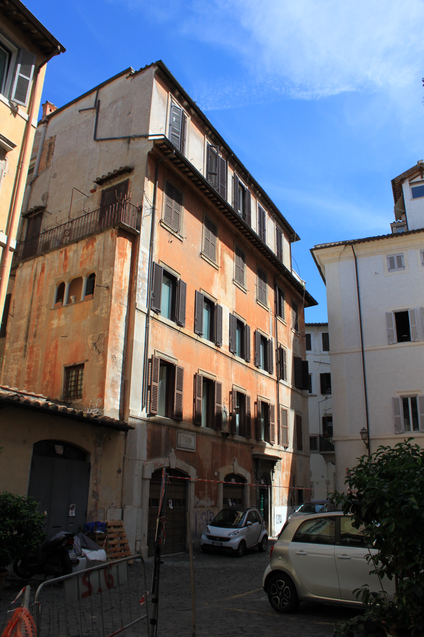Casa in piazza Monte Vecchio, 16A
