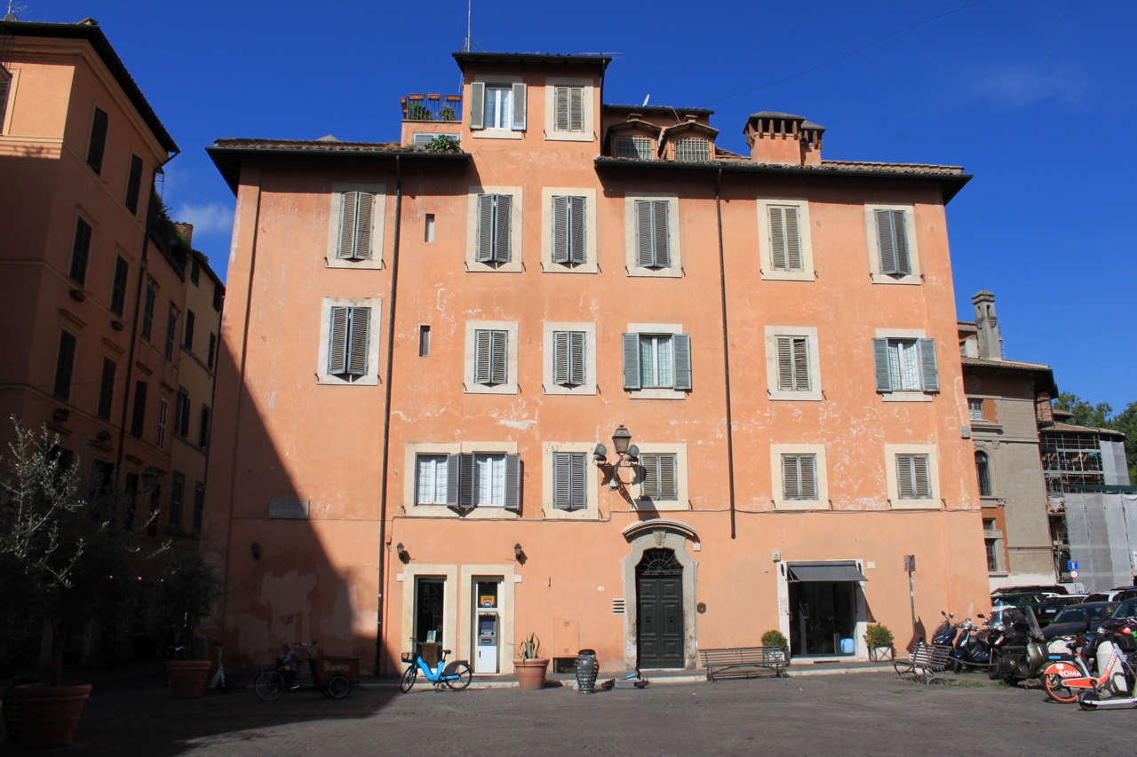 Casa in piazza S. Salvatore in Lauro, 1