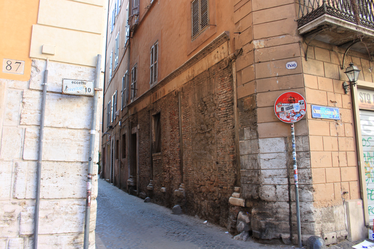 Casa in piazza della Trinità dei Pellegrini, 88