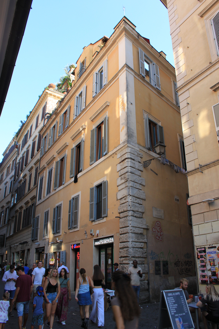 Casa in vicolo delle Grotte, 2