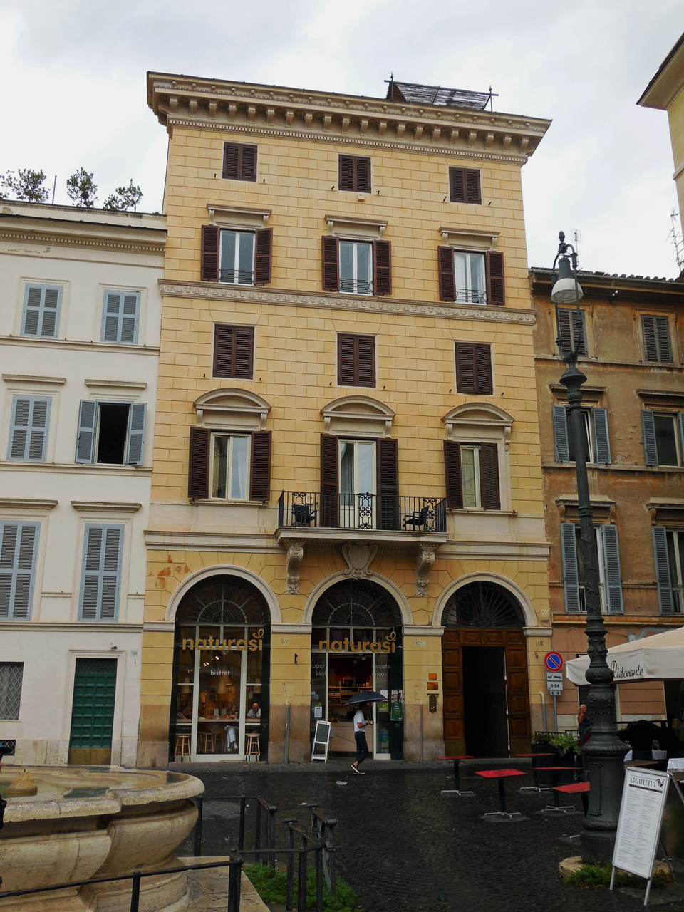 Palazzetto in Piazza Farnese, 99