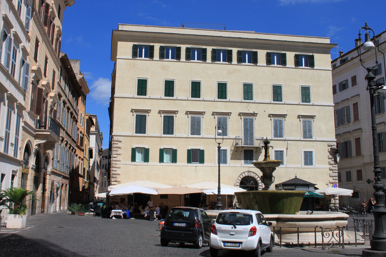 Palazzetto in piazza Farnese, 103